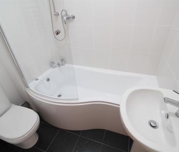 London Road, Lowfield Heath - Photo 4