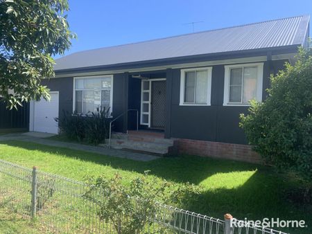 Centrally Located Charming 2-Bedroom Cottage - Photo 4