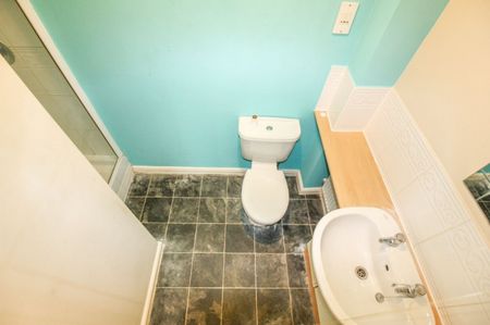 3 bed Town House - To Let - Photo 5