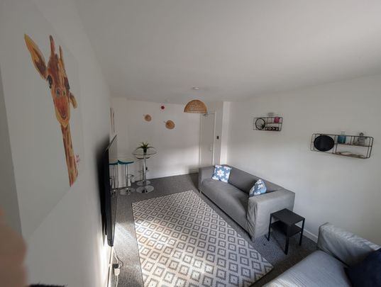 6 Bed Terraced House, Denison Court, NG7 - Photo 1