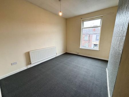 3 bedroom flat to rent - Photo 4
