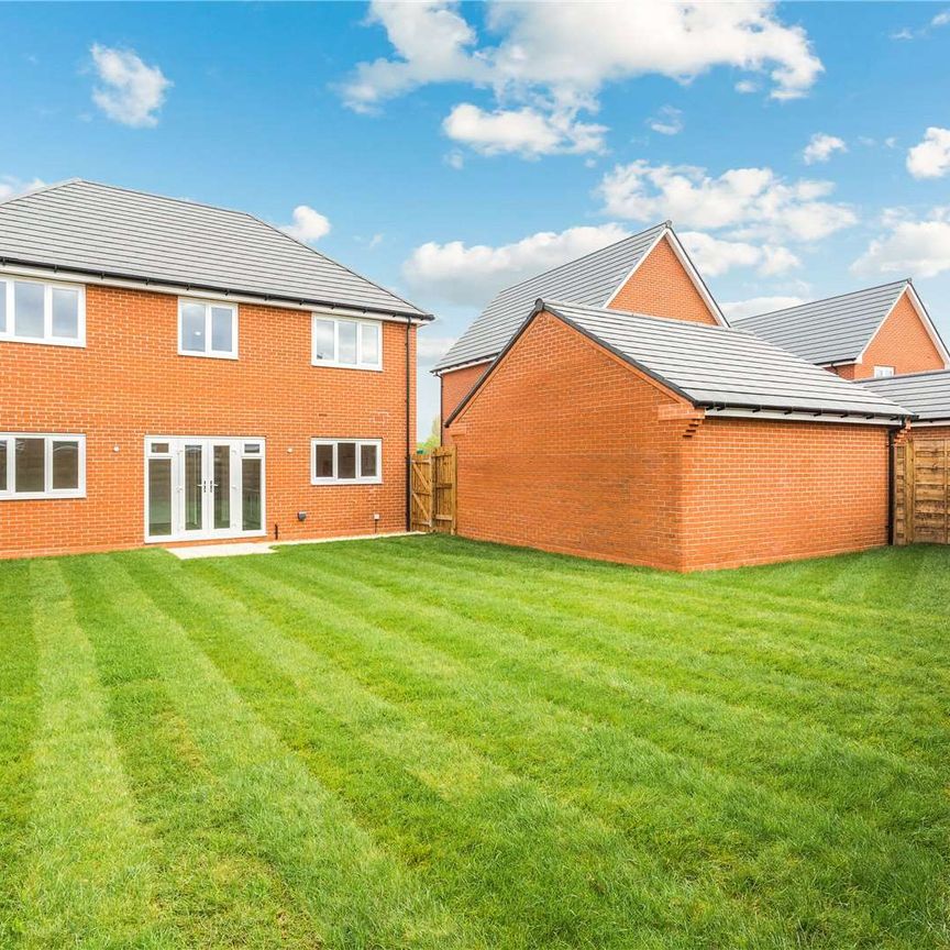 Stylish, modern Five bedroom home with upgraded specification, excellent energy efficiency, double garage and South-facing garden - Photo 1