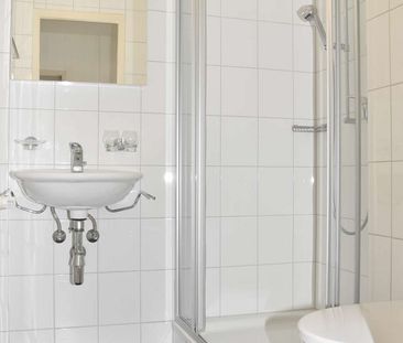 Dans immeuble rénové, beau 3 pièces proche gare - Photo 3