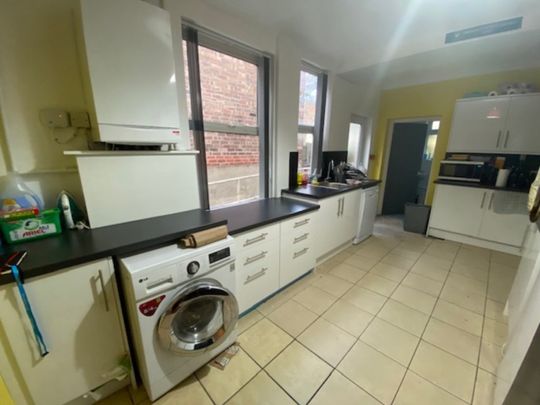 6 bed Mid Terraced House for Rent - Photo 1