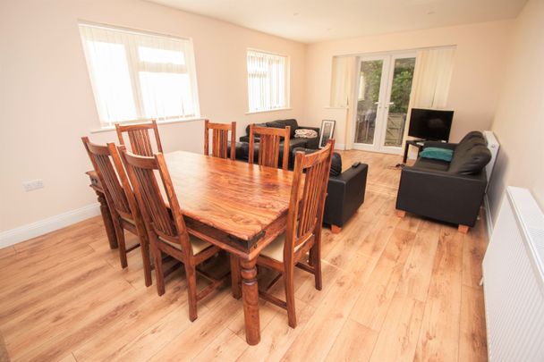 7 Bed Semi-Detached House, Burlington Road, SO15 - Photo 1