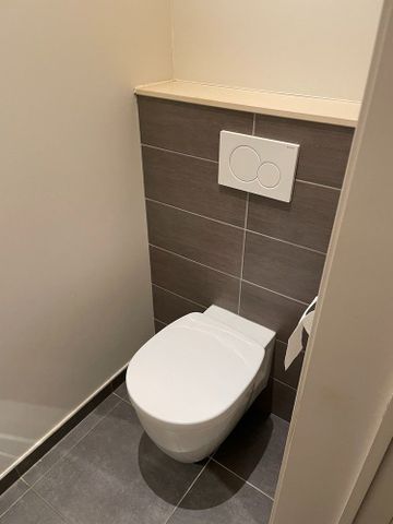 Mooi gelijkvloers appartement gelegen midden in het centrum met 2 slaapkames. - Photo 2