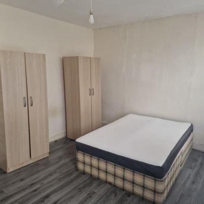 4 bedroom semi-detached house to rent - Photo 1