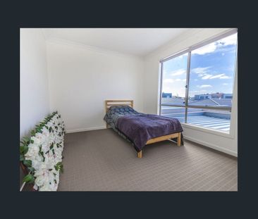 SPACIOUS 3-BEDROOM TOWNHOUSE IN PERFECT LOCATION - Photo 5