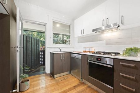 MODERN ART DECO TWO BEDROOM GEM WITH DUAL BALCONIES! - Photo 5