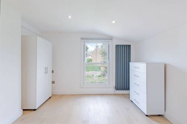 Modern Studio - Photo 1