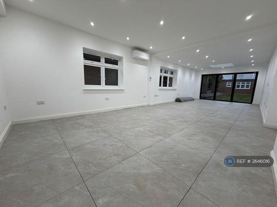 5 bedroom detached house to rent - Photo 1