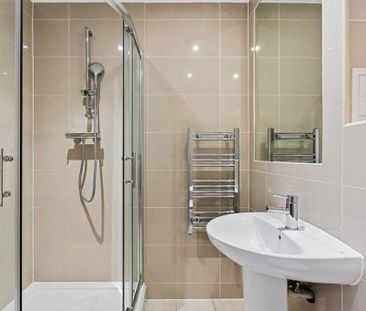 2 bedroom penthouse to rent - Photo 2