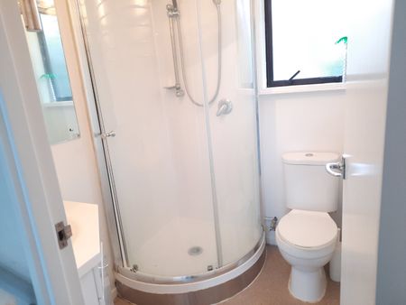 The Convenience of Kingsland... - Photo 5