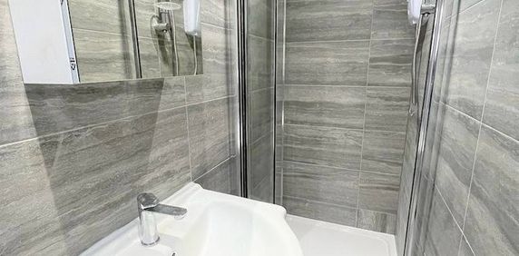 Self contained studio flat ideal for working couples- £1350 inclusive - Photo 2