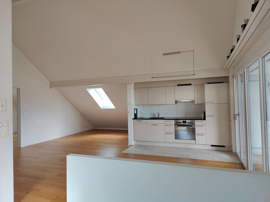 1 MONAT MIETZINSFREIE ZEIT - 2.5-ZIMMER DACHWOHNUNG MIT BALKON - Foto 1