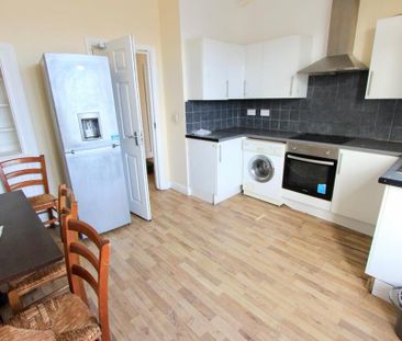 3 bedroom flat to rent - Photo 3
