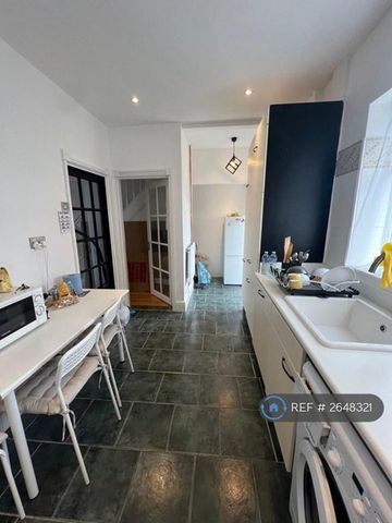 1 bedroom in a house share to rent - Photo 3