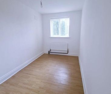 3 bedroom flat to rent - Photo 4