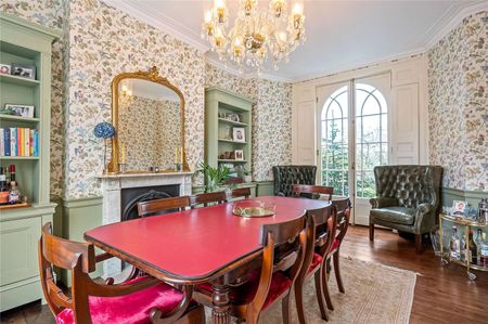 A beautiful Georgian double fronted family home, which has been refurbished to exacting standards, with many period features and a stunning garden. - Photo 2