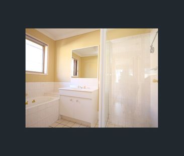 Family Home in a Quiet Tingalpa Location - Photo 5