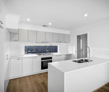 Brand New Luxurious Family Home! - Photo 4