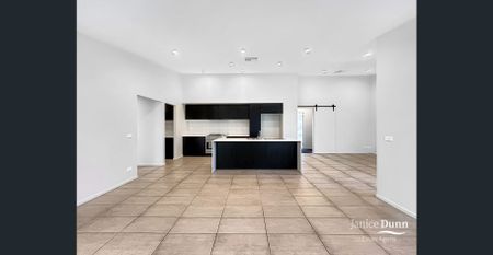 Spacious family home available now! - Photo 5