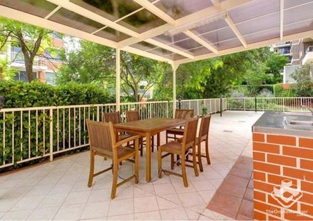 Spacious 2 bed apartment with floorboards - Photo 3