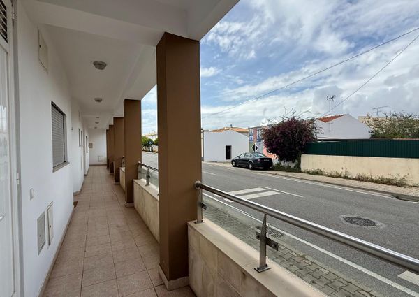 Apartamento T2 bem localizado em condomínio com piscina e garagem privada.