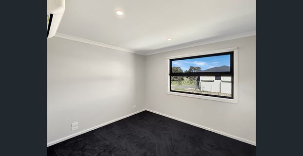 🏡 Brand New 4-Bedroom Townhouse in Wollert - Photo 1