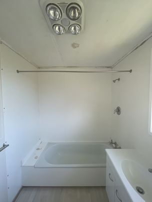 3 bedroom property - Western Heights - Photo 1