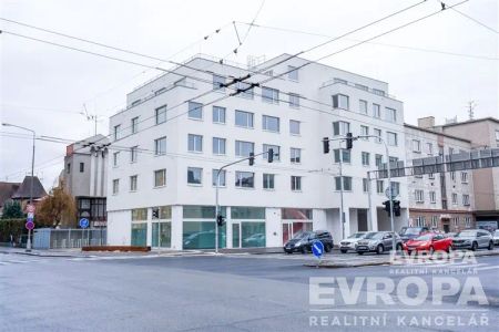 Nabízíme Vám k pronájmu moderní byt o dispozici 1+kk a velikosti 28,5 m - Photo 2