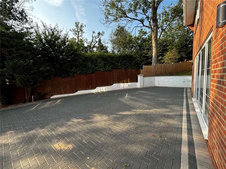 Semi detached modern family home, conveniently located in the popular town of Gerrards Cross. - Photo 2