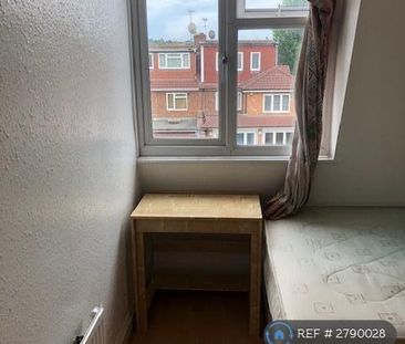 1 bedroom in a flat share to rent - Photo 2