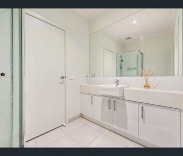 Townhouse for Rent Next to Highland Shopping Centre !!! - Photo 3