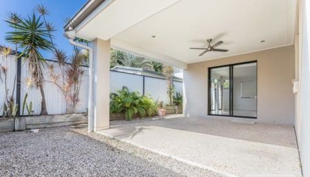 Modern Coastal Living - Spacious 3-Bedroom Home in the Heart of Scarborough - Photo 4