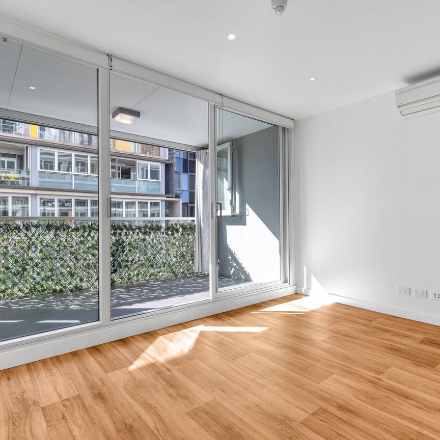 LOCATION! LOCATION! - Photo 1