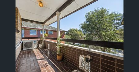 Private updated apartment offers alluring potential - Photo 2