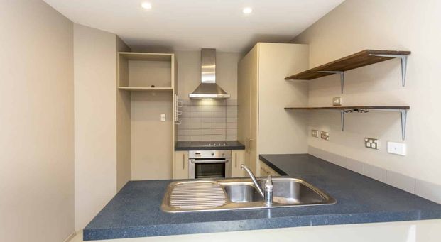 Lovely 3 bedroom townhouse with great parking options! - Photo 1