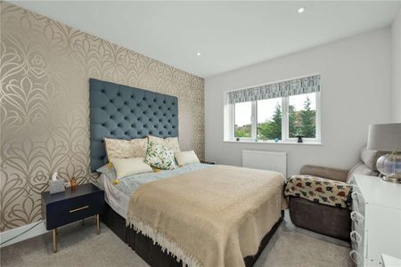 Modern three bedroom home situated within close proximity to Esher, Hersham and Walton-On-Thames. - Photo 4