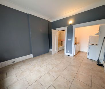 **Downtown Hamilton** Cozy Main Floor Bachelor Apartment!! - Photo 2