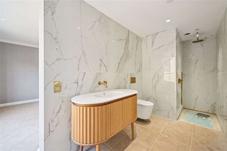 An excellent three bedroom flat in this new development located in central London. - Photo 4