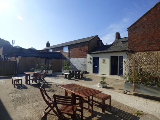 1 bedroom in a house share to rent - Photo 1