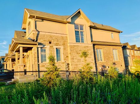 For Lease - 362 Threshing Mill Boulevard, Oakville, Ontario - Photo 2