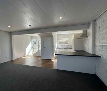 Tastefully designed and well appointed! - Photo 4