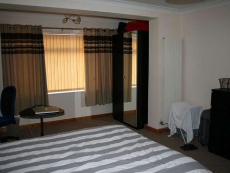 Large modern & spacious house - Havant - Photo 3