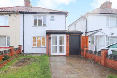 3 bedroom semi-detached house to rent - Photo 4