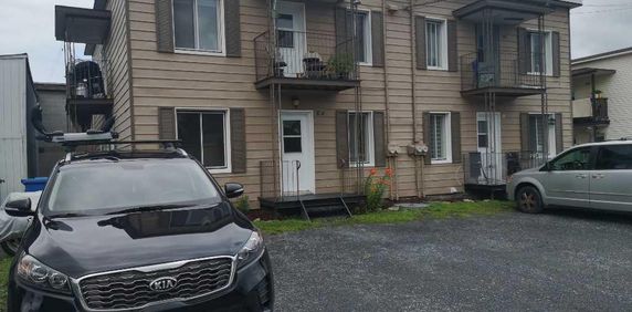 6 ½ à Cowansville sur Boul. des Vétérans (non inondable). - Photo 2
