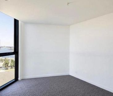 Modern 1b1b Apartment in Lacrosse, Docklands - Photo 3