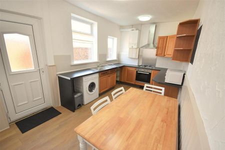 2 bedroom terraced house to rent - Photo 4