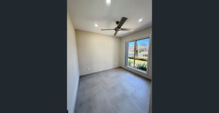 Just live villa, Seprate street entry - Photo 2